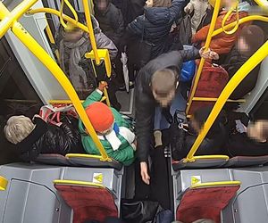 Szokujące sceny z tramwaju w Warszawie. Opublikowano właśnie nagranie. „Trzymaj się mocno”