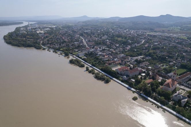 Fala kulminacyjna dociera do stolicy! Orban zapewnia, że wszystko pod kontrolą