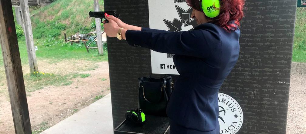 Posłanka PiS strzela z broni