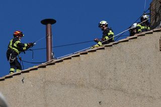 Watykan przygotowuje się do wyboru papieża. Strażacy montują komin