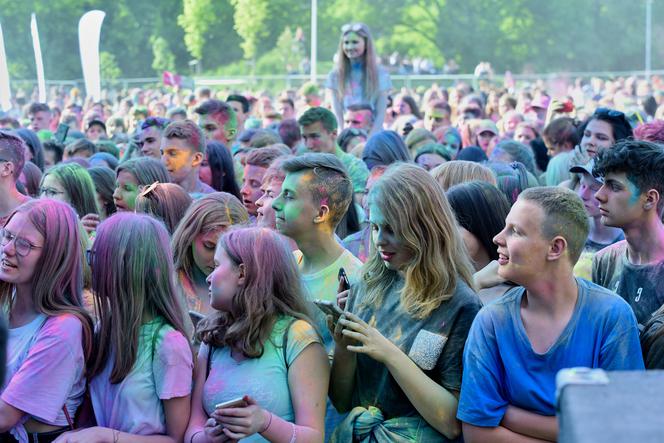 W Lubinie wybuchła bitwa... na kolorowe proszki. Zobacz zdjęcia z Festiwalu Kolorów! [GALERIA]