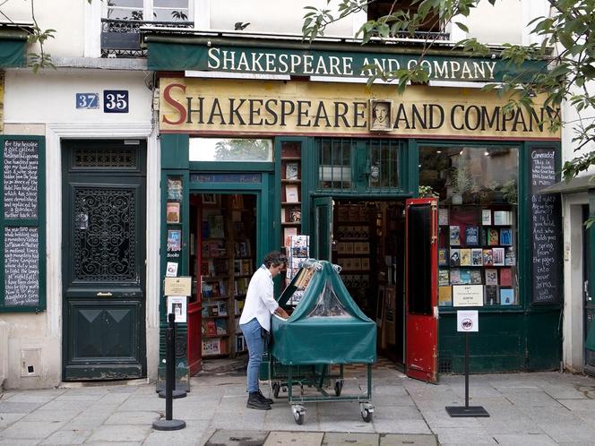 Księgarnia Shakespeare and Company (37 rue de la Bûcherie)