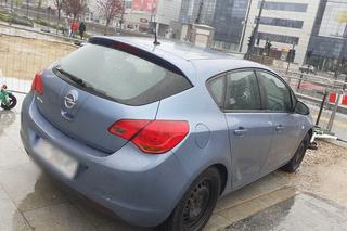 Auto bez kierowcy jechało prosto na przystanek w Łodzi! Świadkowie zdarzenia próbowali je zepchnąć [ZDJĘCIA].