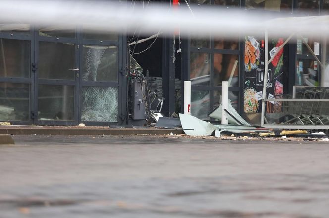 Huk, chaos i... pusta kasa! Złodzieje wysadzili bankomat i uciekli bez łupu!