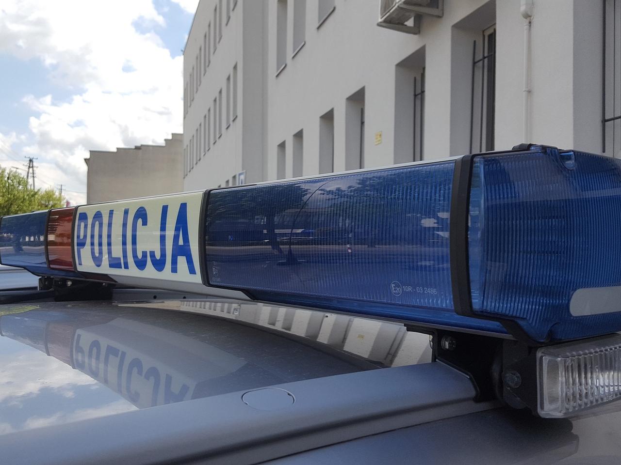 Pił na grillu, wsiadł do auta i pojechał na kebaba. Po drodze rozbił auto. 21-latek miał blisko 2 promile