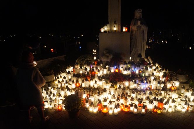 Tak wyglądał dzień Wszystkich Świętych po zmroku! Zaglądamy na cmentarz na bydgoskich Bielawach