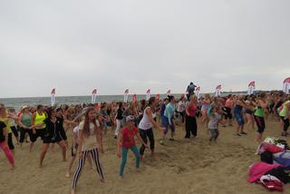 Niedzielny maraton zumby na plaży w Brzeźnie