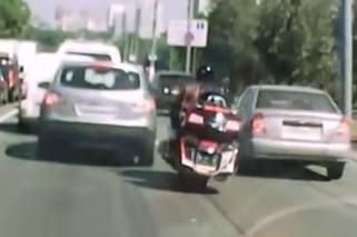 Pojedynek motoru z osobówką. Harleyowiec trafił na niewłaściwego Rosjanina - WIDEO