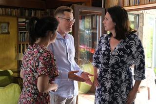 M jak miłość odc. 1695. Kinga (Katarzyna Cichopek), Piotrek (Marcin Mroczek), Marysia (Małgorzata Pieńkowska)