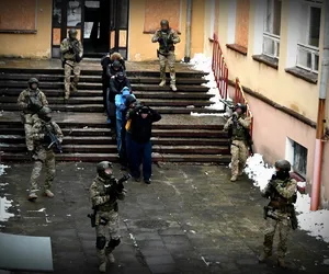 Atak terrorystyczny na białostocką szkołę na Starosielcach. 200 policjantów brało udział w ćwiczeniach GRANIT