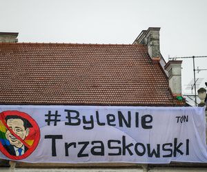 Zorro skradł show Trzaskowskiemu podczas wiecu w Tarnowie. Walczył szpadą i transparentem