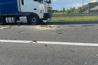 Ciężarówka z konwoju staranowała radiowóz.