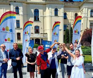 Bydgoscy studenci dotarli na juwenalia ambulansem. Był z kartonu, ale zabawa będzie najprawdziwsza!