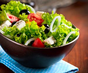 Sałata z serem feta: przepis dla zestresowanych