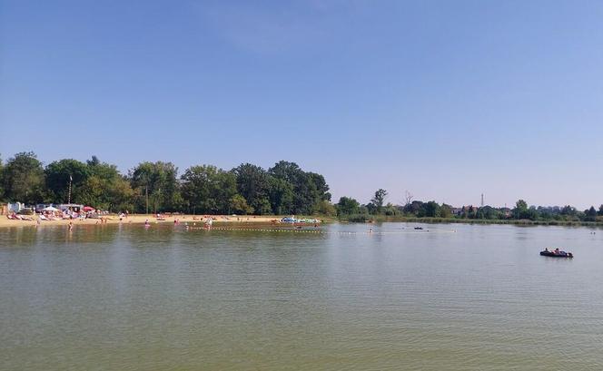 Zamościanie korzystają z ostatnich dni wakacji nad  zamojskim zalewem