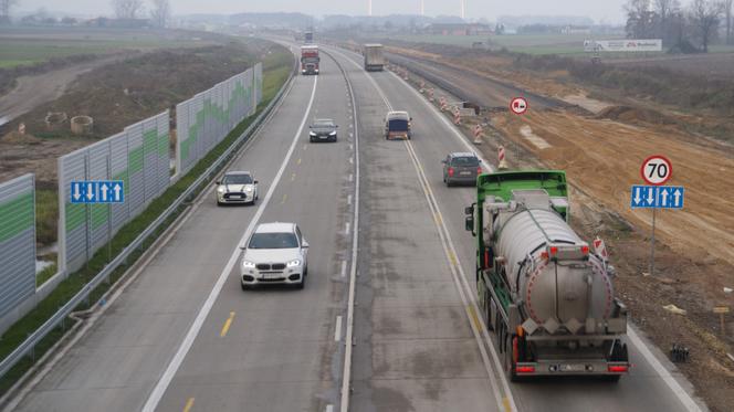 A1 w Łódzkiem: Kierowcy mają już do dyspozycji cztery pasy ruchu! Na którym odcinku autostrady?