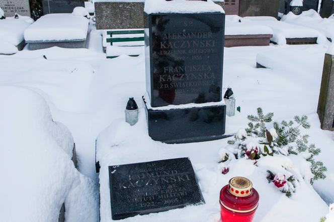 Rajmund Kaczyński ma grób z czarnego kamienia, prosty, ale elegancki 