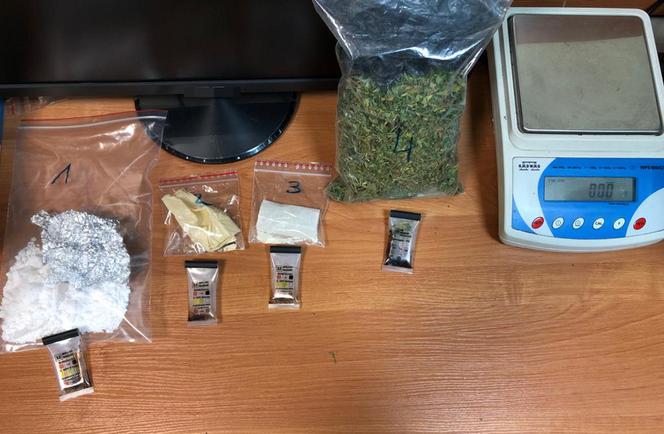 Kradziony sprzęt, broń i narkotyki w mieszkaniu pasera