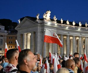 Zło dobrem zwyciężaj. Setki osób czuwały w Watykanie w rocznicę wyboru Jana Pawła II