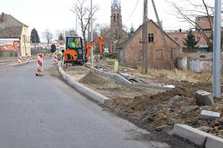 Ruch wahadłowy i utrudnienia. Jak idą prace na ulicy Kostrzyńskiej w Gorzowie?