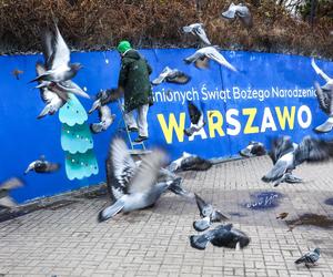 Świąteczny mural na patelni w Warszawie