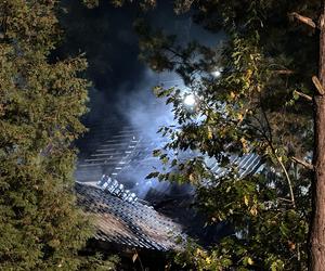 Wielka akcja strażaków pod Pruszkowem. Dom płonął na oczach mieszkańców