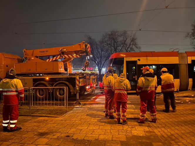 Wykolejenie tramwaju w Warszawie. Pojazd wjechał na przystanek i skasował barierki
