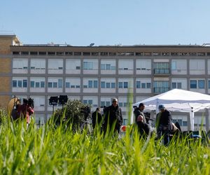 Wierni z różnych krajów przychodzą kolejny dzień pod rzymską Poliklinikę Gemelli