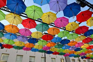 Śląskie: Radnemu PiS nie spodobały się kolorowe parasolki. To inscenizacja tęczowej flagi