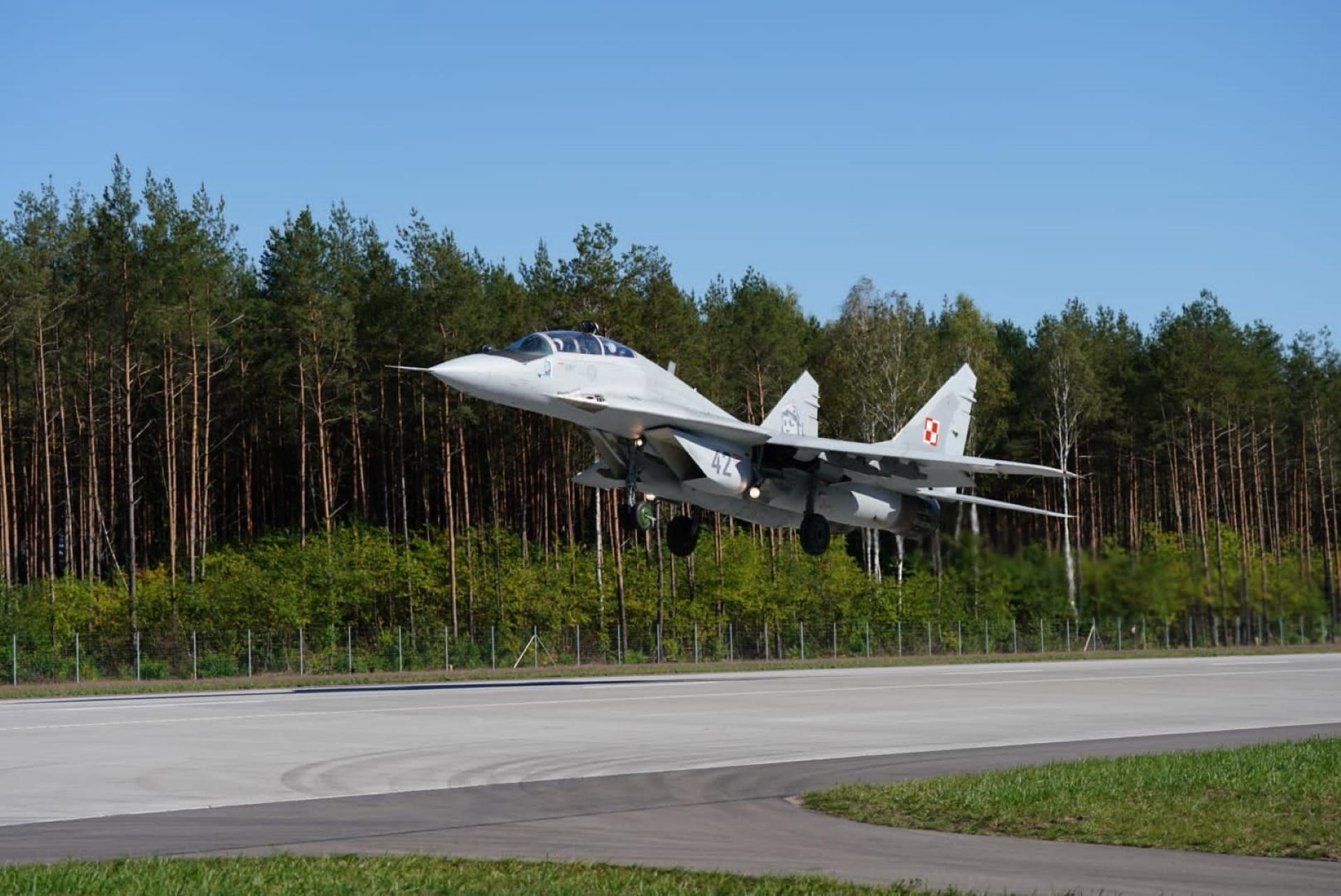 MiG-29UB na Route 604
