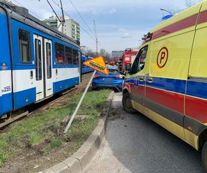 Kraków. Zderzenie samochodu osobowego z tramwajem na Al. Pokoju 