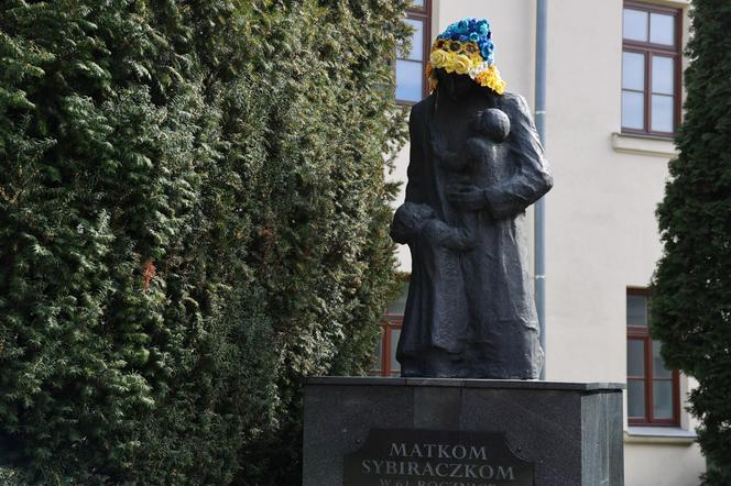 Kolorowe instalacje opanowały Lublin. Tak „Otulanie włóczką” świętuje swoje 10. urodziny!