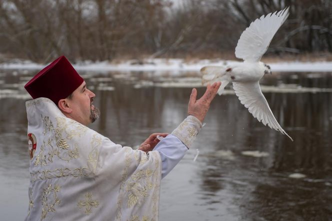 Prawosławni w Sławatyczach obchodzą Święto Jordanu. Woda w Bugu znów poświęcona