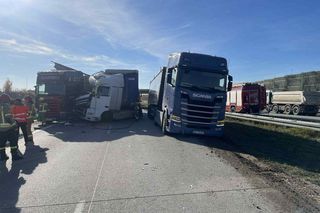 Zderzenie dwóch ciężarówek na autostradzie A1. Ruch w kierunku Gdańska zablokowany