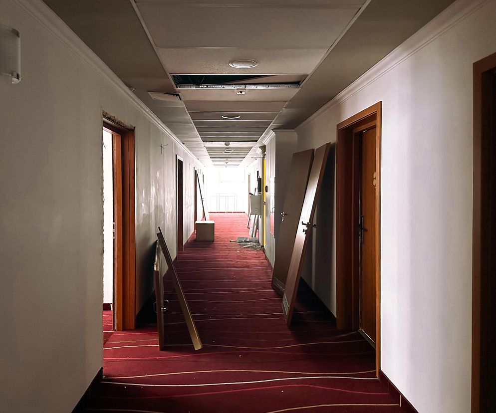 Hotel Felix zostanie zburzony, więc uratowali z niego co się da. Wynieśli 40 ton mebli, ścian i drzwi. Zdemontowano też okna