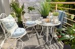 Mały balkon w bloku lub kamienicy w stylu romantycznym.