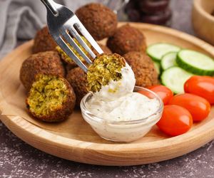 Zamiast mięsa mielonego wybieram cukinię. Te pełne smaku wege pulpeciki to obiad nie tylko na piątek 