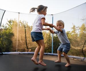 Zabawa na trampolinie może zakończyć się urazem. Fizjoterapeuta radzi, jak bezpiecznie z niej korzystać 