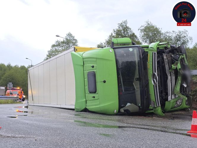 Ciężarówka przewróciła się na rondzie pod Otwockiem. Kierowca wjechał prosto w kopiec! 