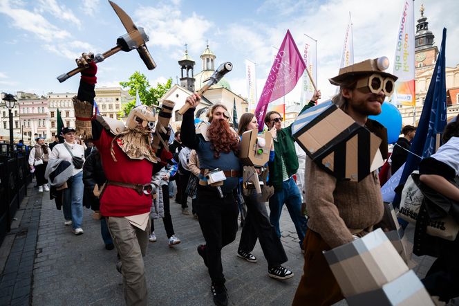 Korowód studentów podczas juwenaliów 2025 w Krakowie