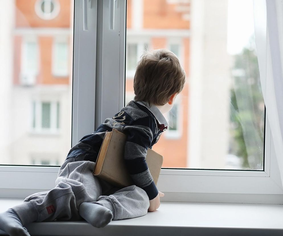 Maleńkie dziecko wypadło z okna na trzecim piętrze. Jego stan jest ciężki 