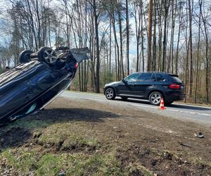 Pod Lubienią dachowało auto osobowe. Jedna osoba poszkodowana