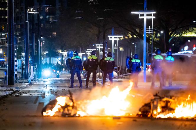 Holandia: przeciwnicy obostrzeń znów wyszli na ulicę. Starcia z policją w kilku miastach
