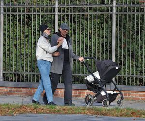 Krzysztof Ibisz z rodziną na spacerze