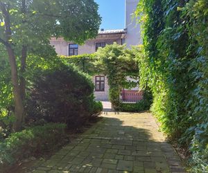 Poznaj zaciszne podwórka zamojskiej starówki. Te klimatyczne miejsca zachęcają do odpoczynku. Zobacz zdjęcia!