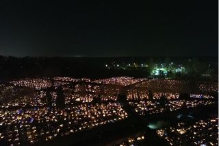 Cmentarz Komunalny w Żorach mieni się nocą. Tysiące kolorowych światełek na Wszystkich Świętych. Zobacz zdjęcia z lotu ptaka