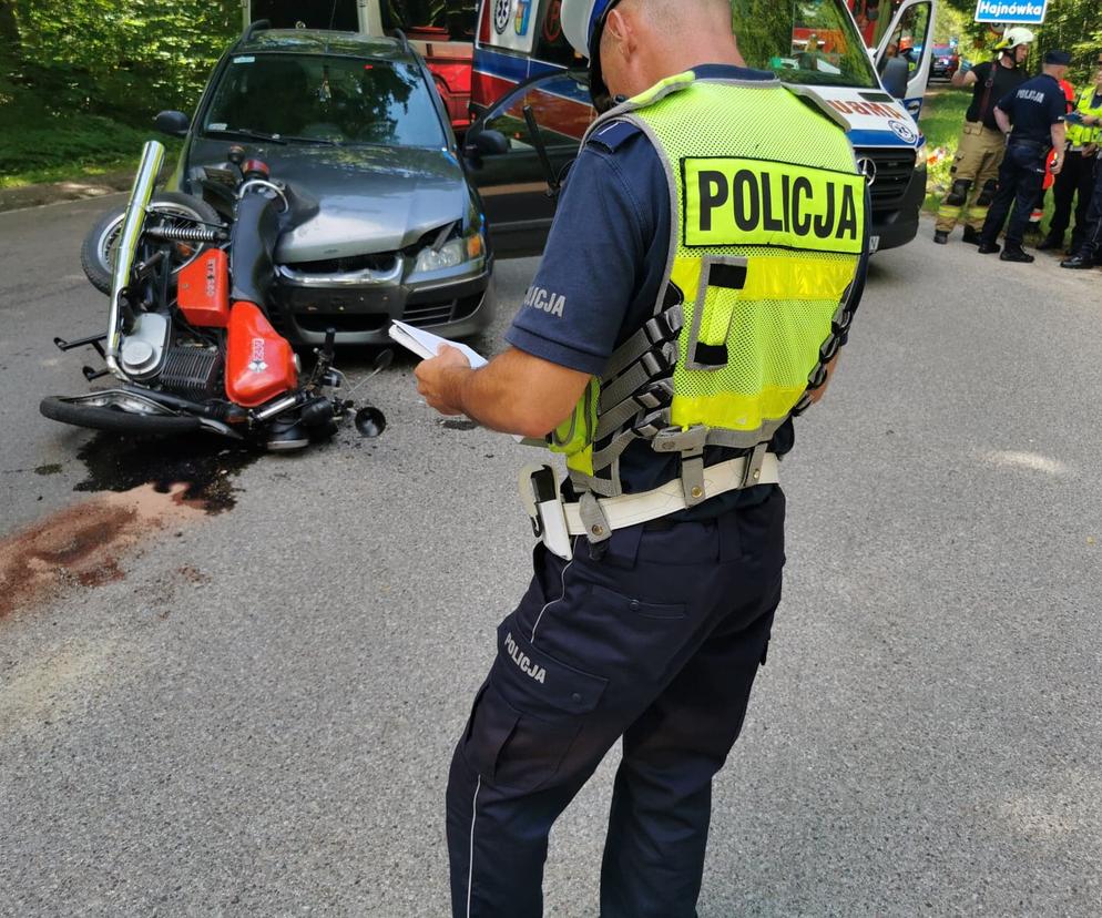 Groźny wypadek na drodze wojewódzkiej nr 689 między Hajnówką a Białowieżą. Motocyklista trafił do szpitala [ZDJĘCIA]