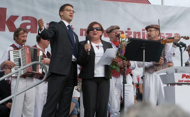 Beata Kempa śpiewa na wiecu PiS w Łomży 