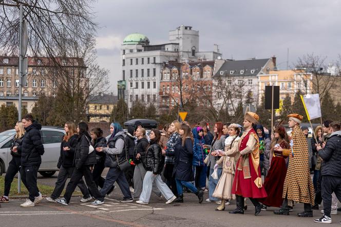 Maturzyści z Zabrza zatańczyli poloneza