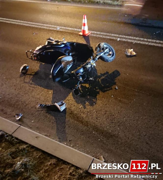 ZDERZENIE motoroweru z osobówką! Jedna osoba trafiła do szpitala